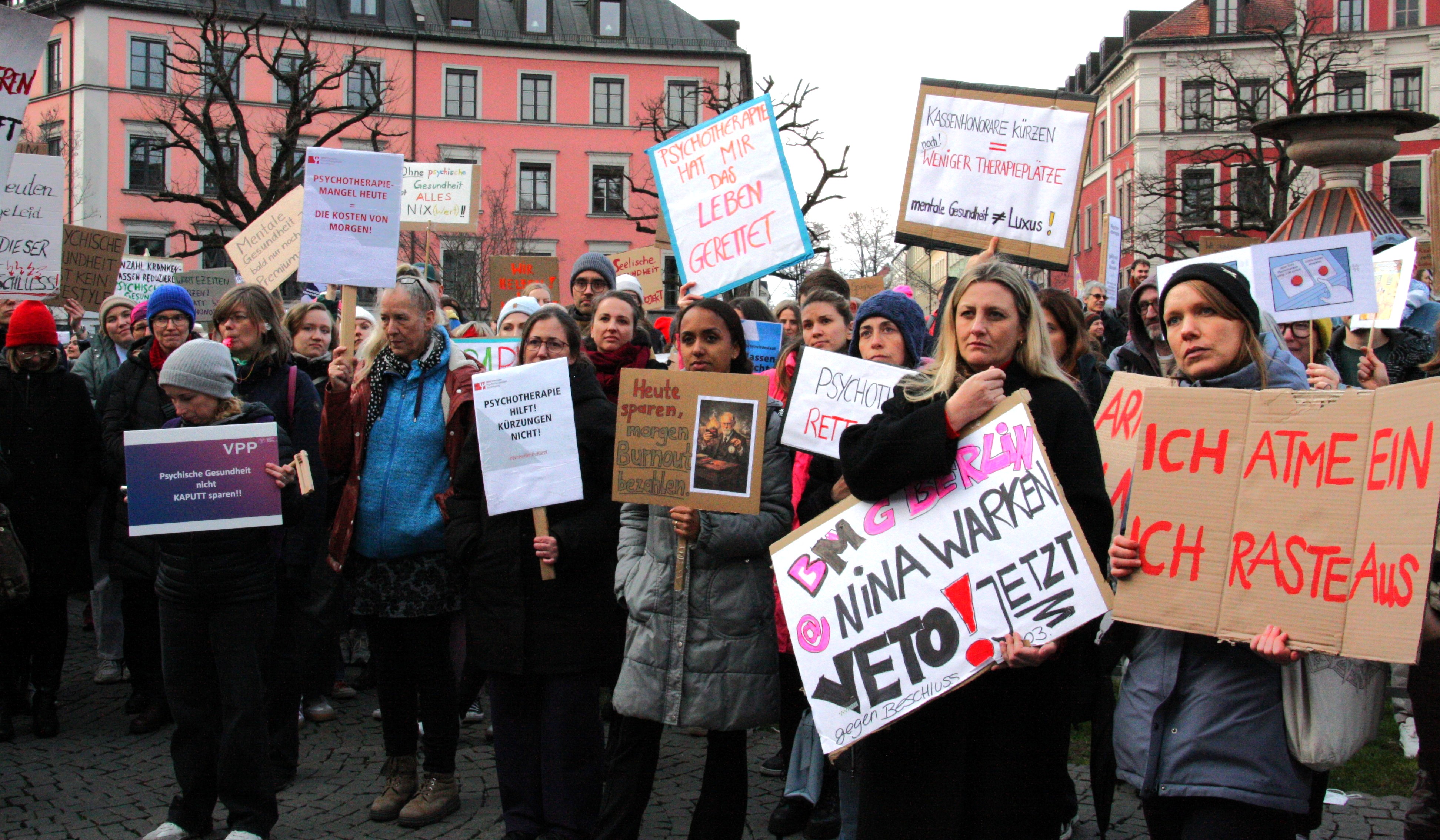 Eine Gruppe von Demonstierenden halten Schilder und Plakate